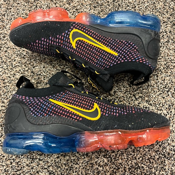 Size 7 Womens 8.5 Nike Air Vapormax Flyknit 2021 Black Blue Red DV2198-001 New - Picture 3 of 6